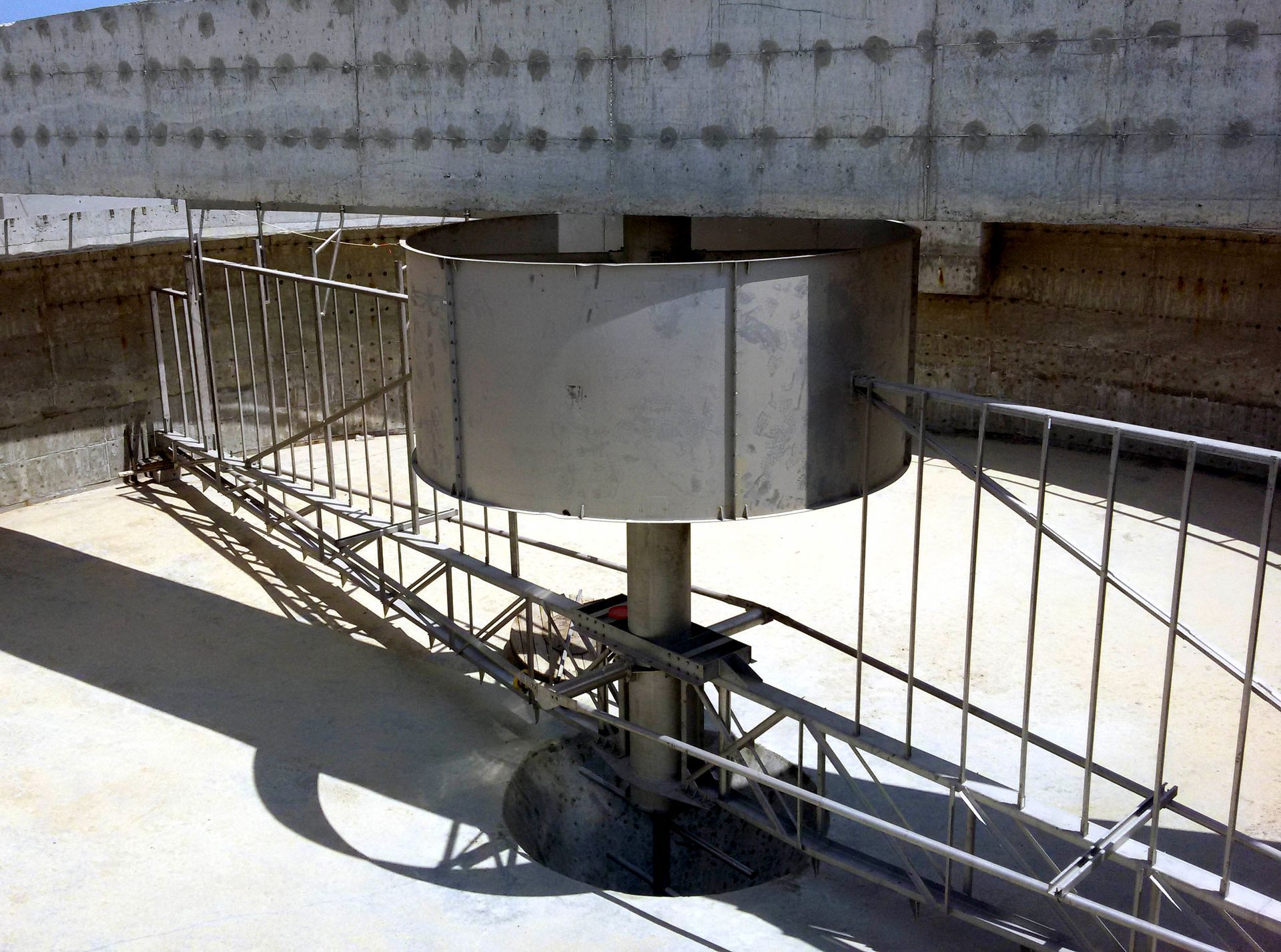 Eine Nahaufnahme einer Metallstruktur mit einem Schatten auf dem Boden