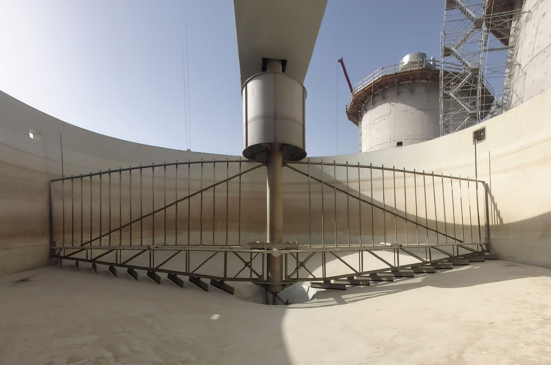 Eine große Metallkonstruktion mit Treppen, die hinaufführen