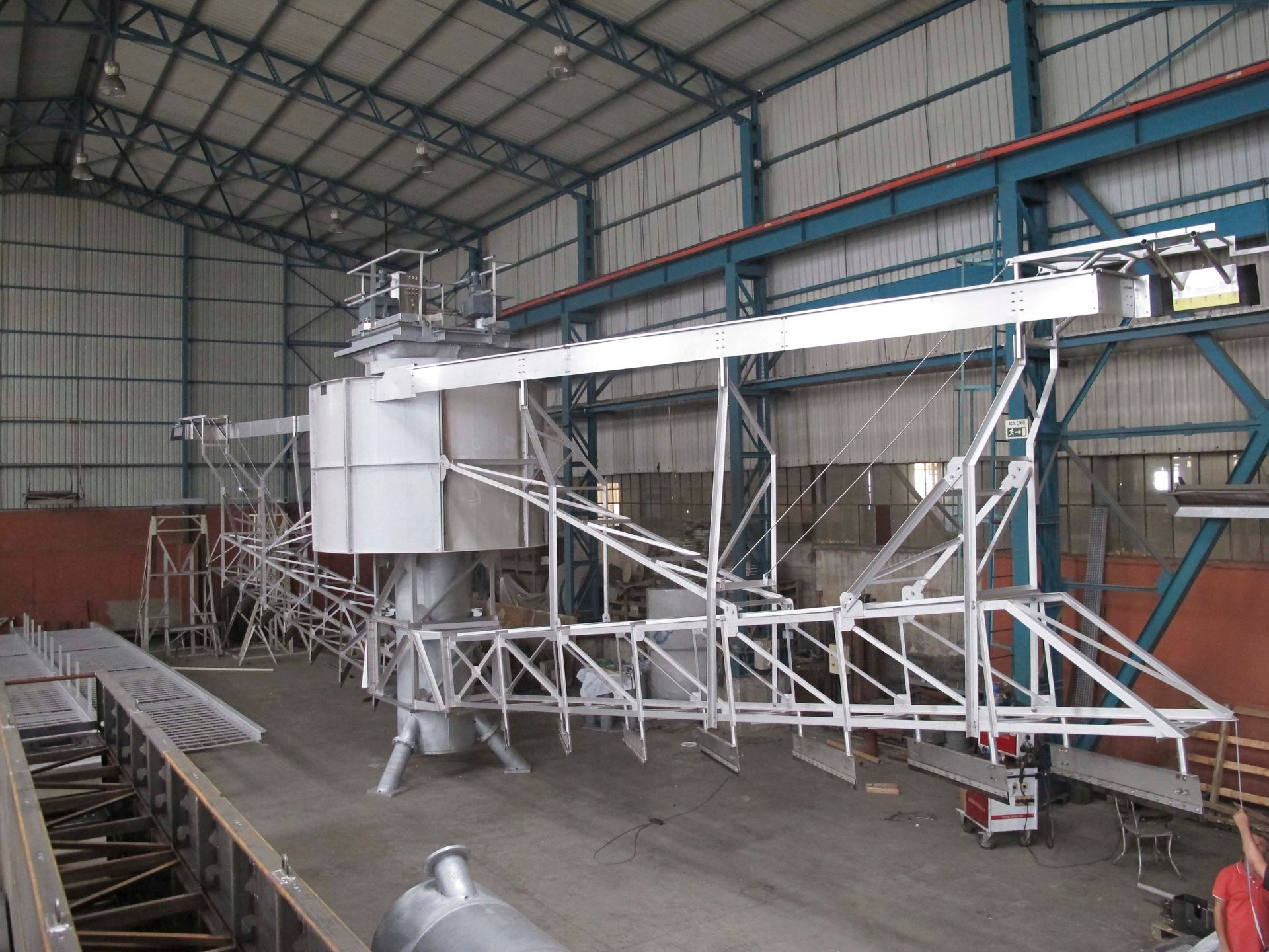 Im Inneren eines Gebäudes wird eine große Metallkonstruktion errichtet