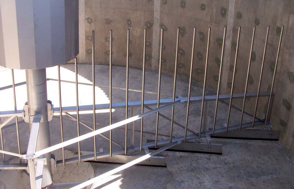 Ein Metallzaun mit einer Betonmauer im Hintergrund