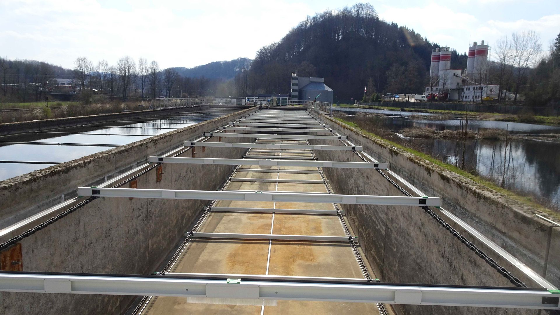 Ein großes Gewässer mit einem Berg im Hintergrund