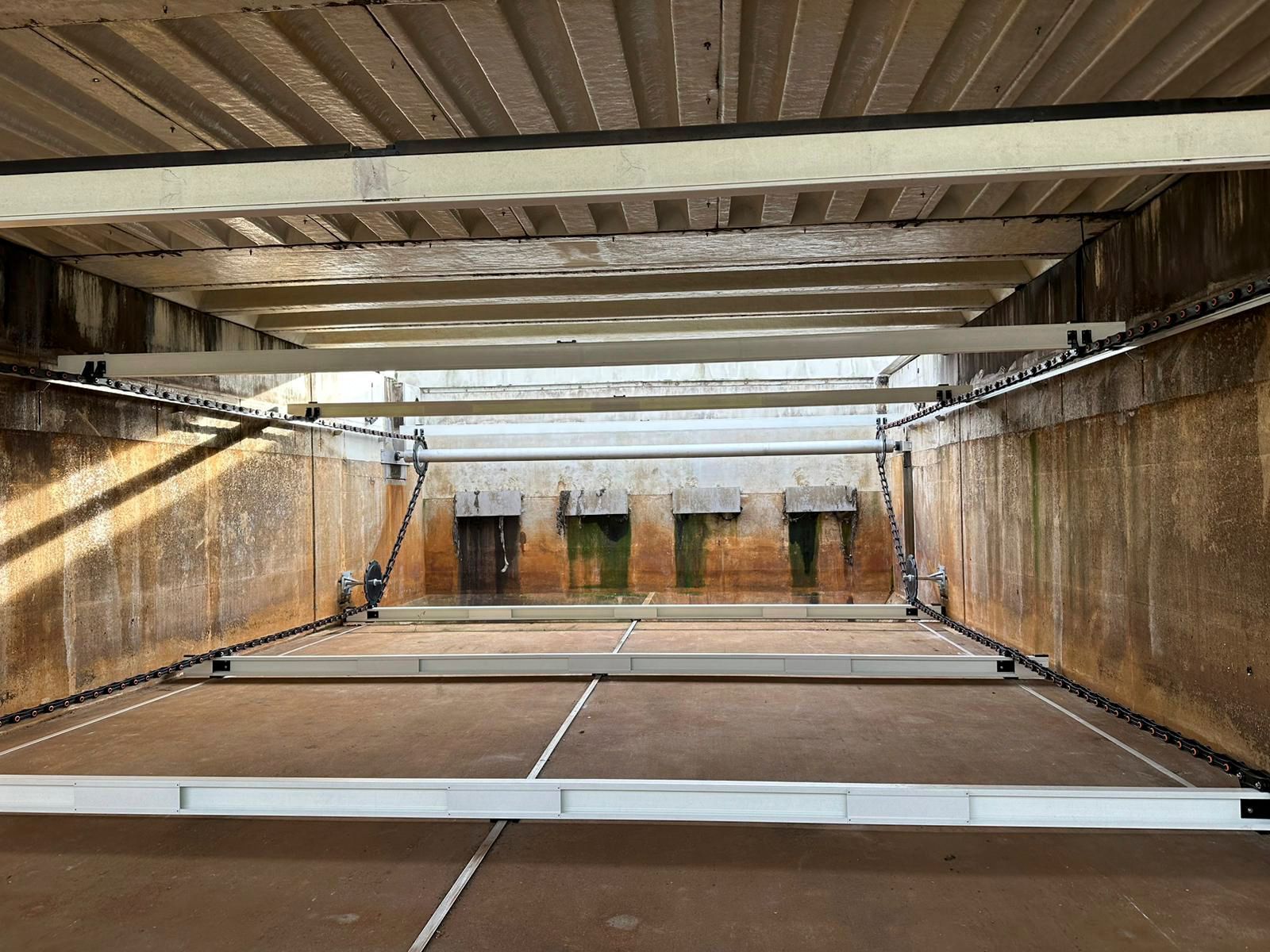 Das Innere eines Gebäudes mit einem Dach und einem Betonboden.