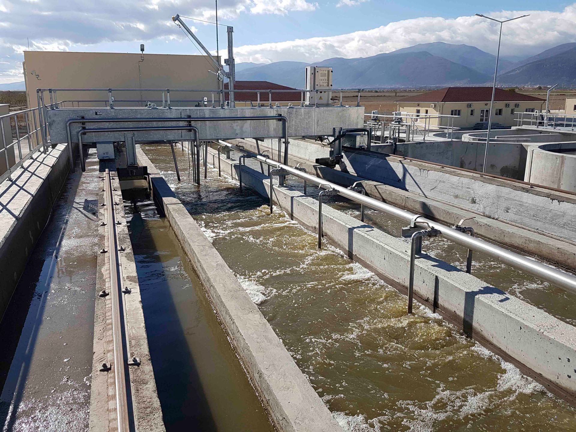 Eine große Wassermasse fließt durch eine Betonkonstruktion