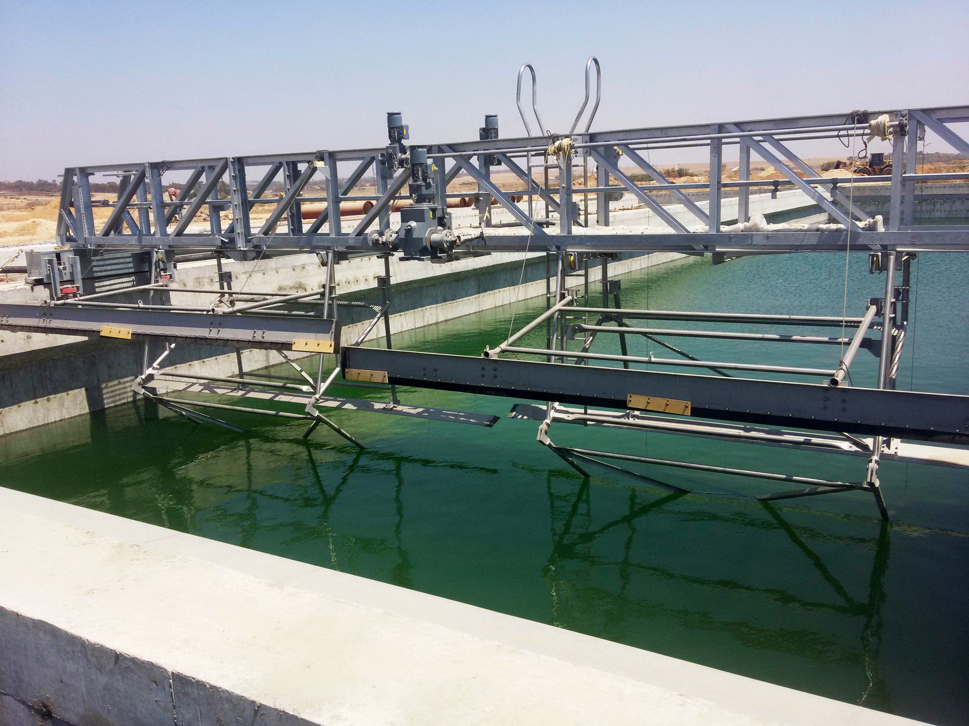 Ein großes Gewässer mit einer Brücke darüber