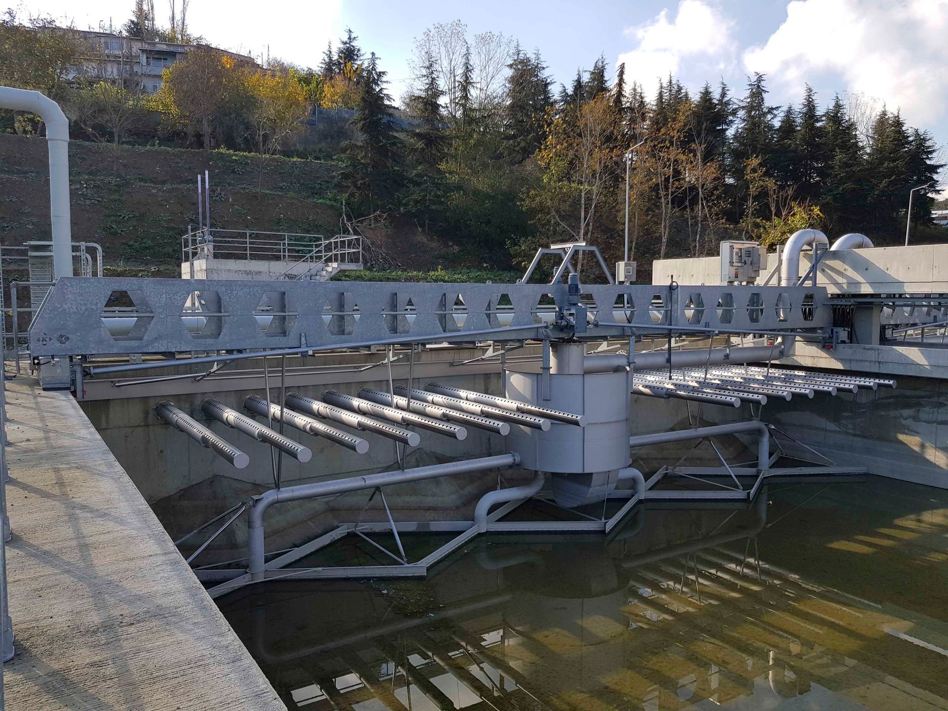 Eine große Metallkonstruktion befindet sich inmitten eines Gewässers.