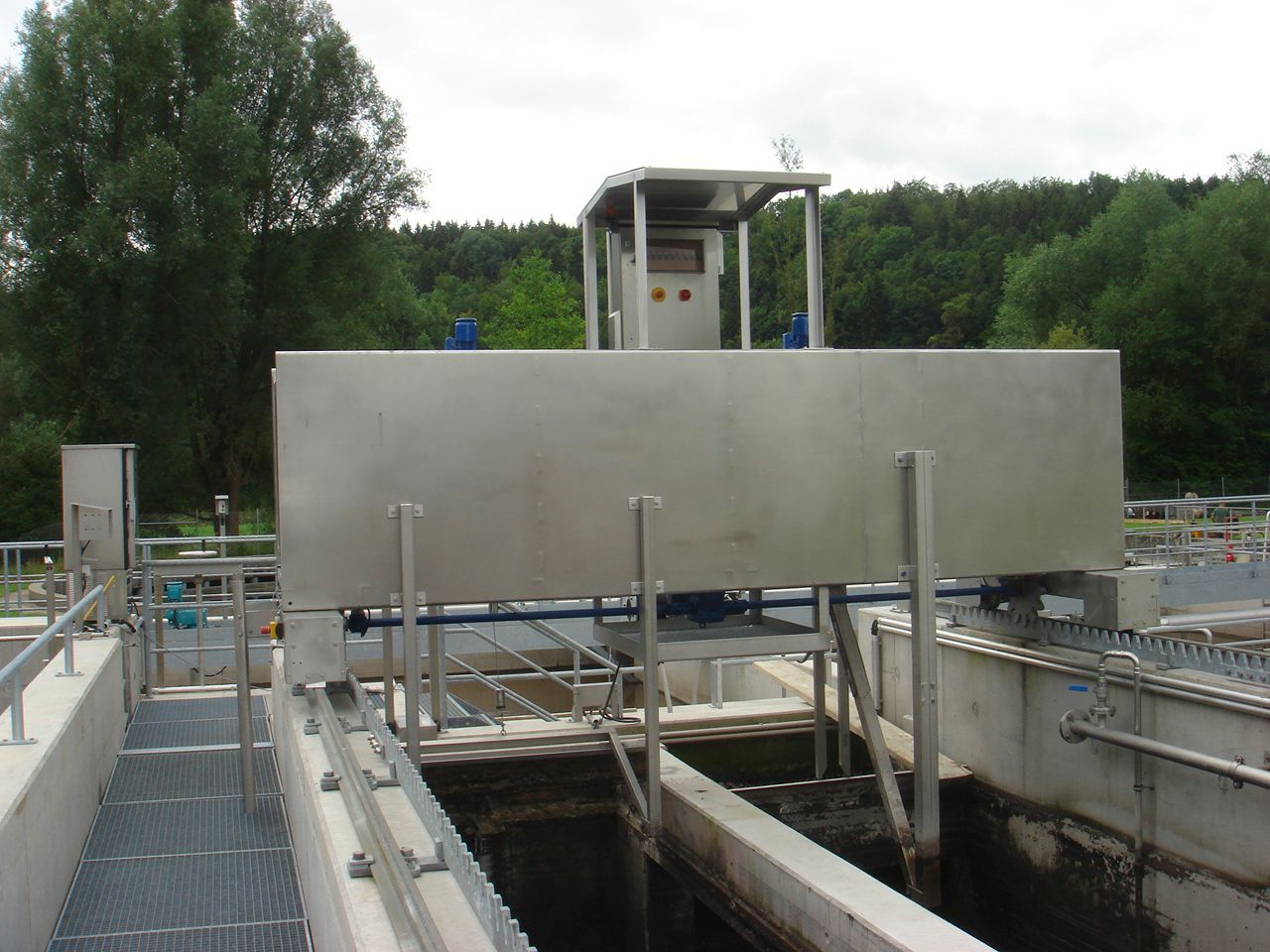 Eine Edelstahlkonstruktion sitzt auf einem Gewässer