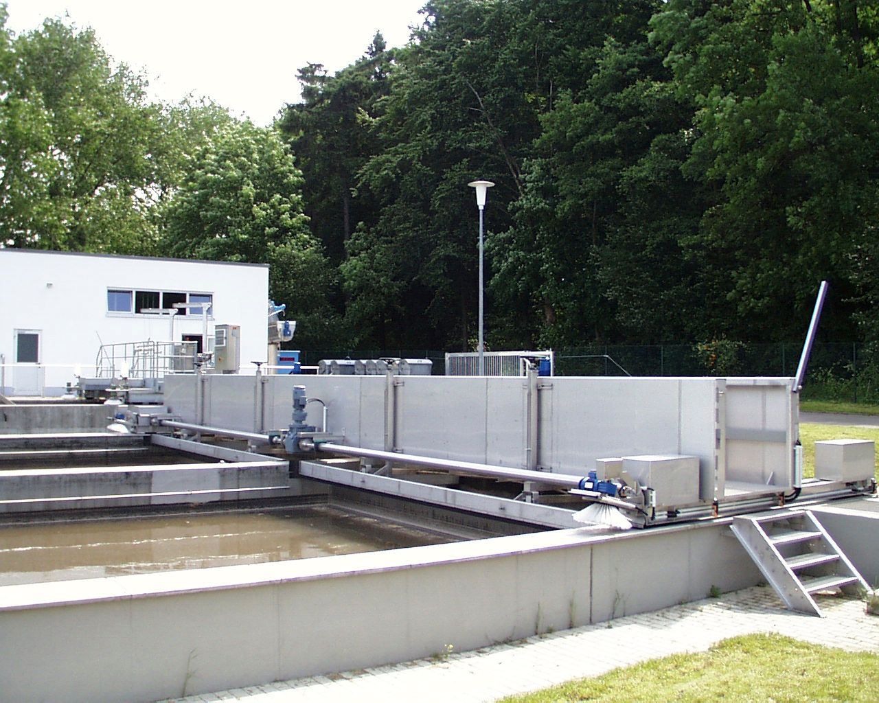 Eine große Betonkonstruktion mit Treppen, die hinaufführen