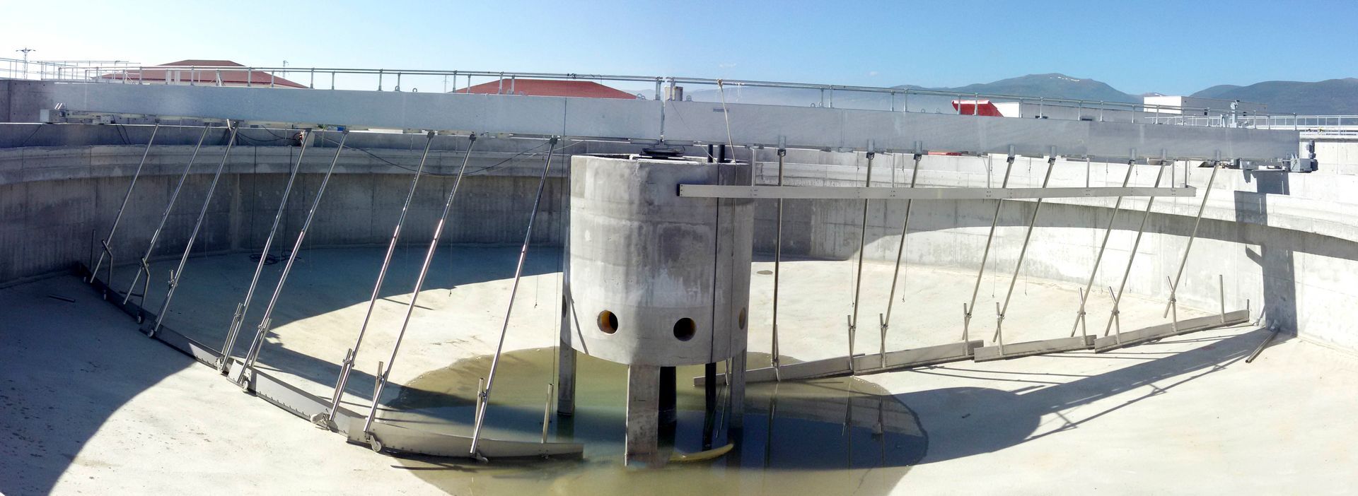 Eine große Betonkonstruktion, umgeben von einem Maschendrahtzaun.