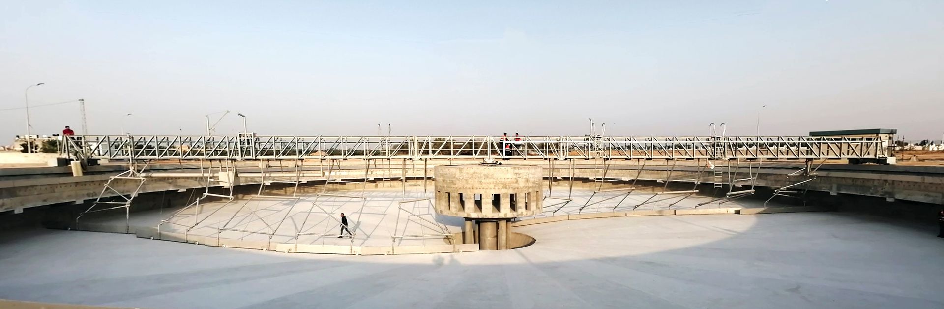 Ein großes Gewässer mit einer Brücke im Hintergrund.
