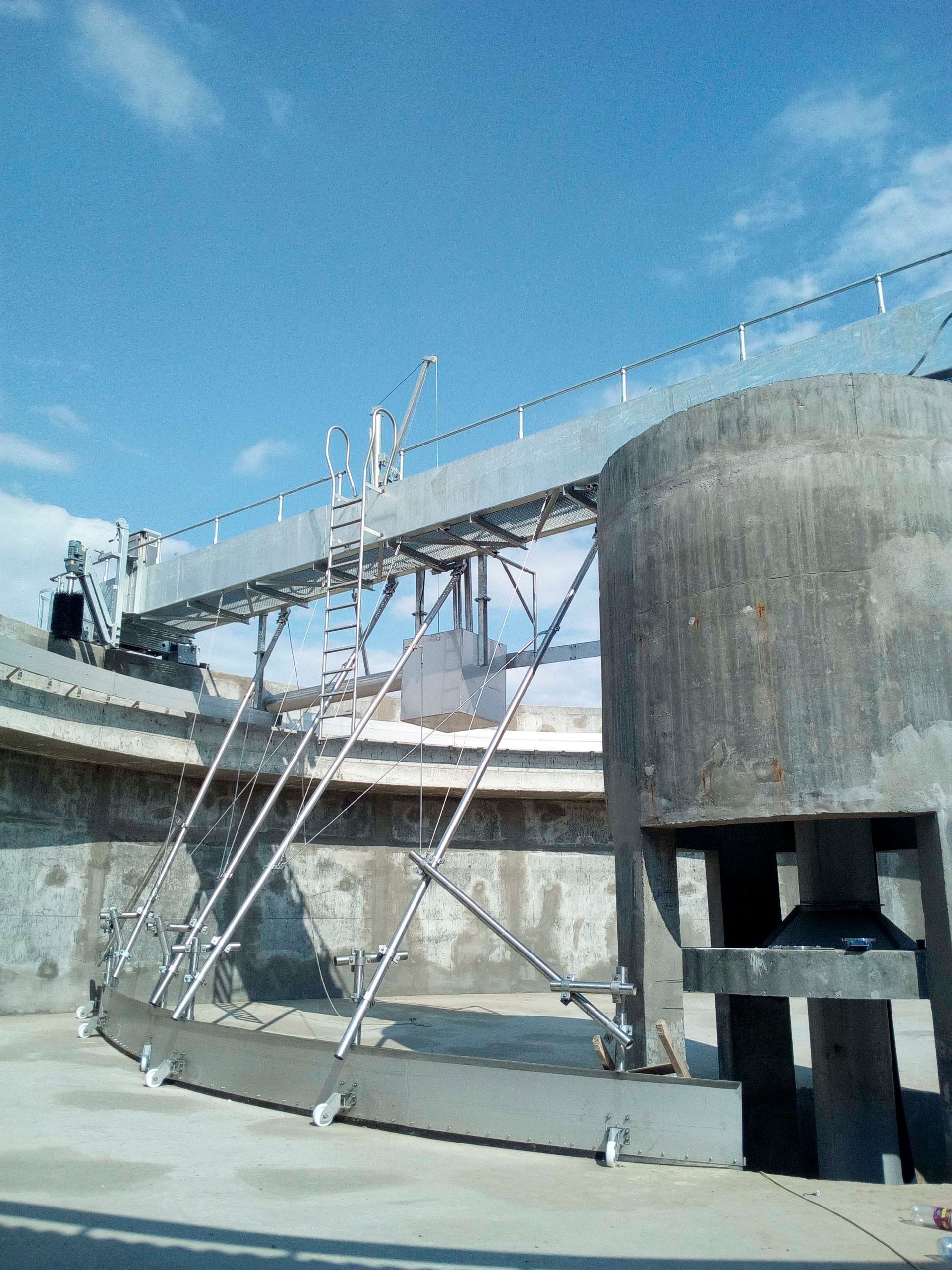 Eine große Betonkonstruktion mit Treppen, die hinaufführen