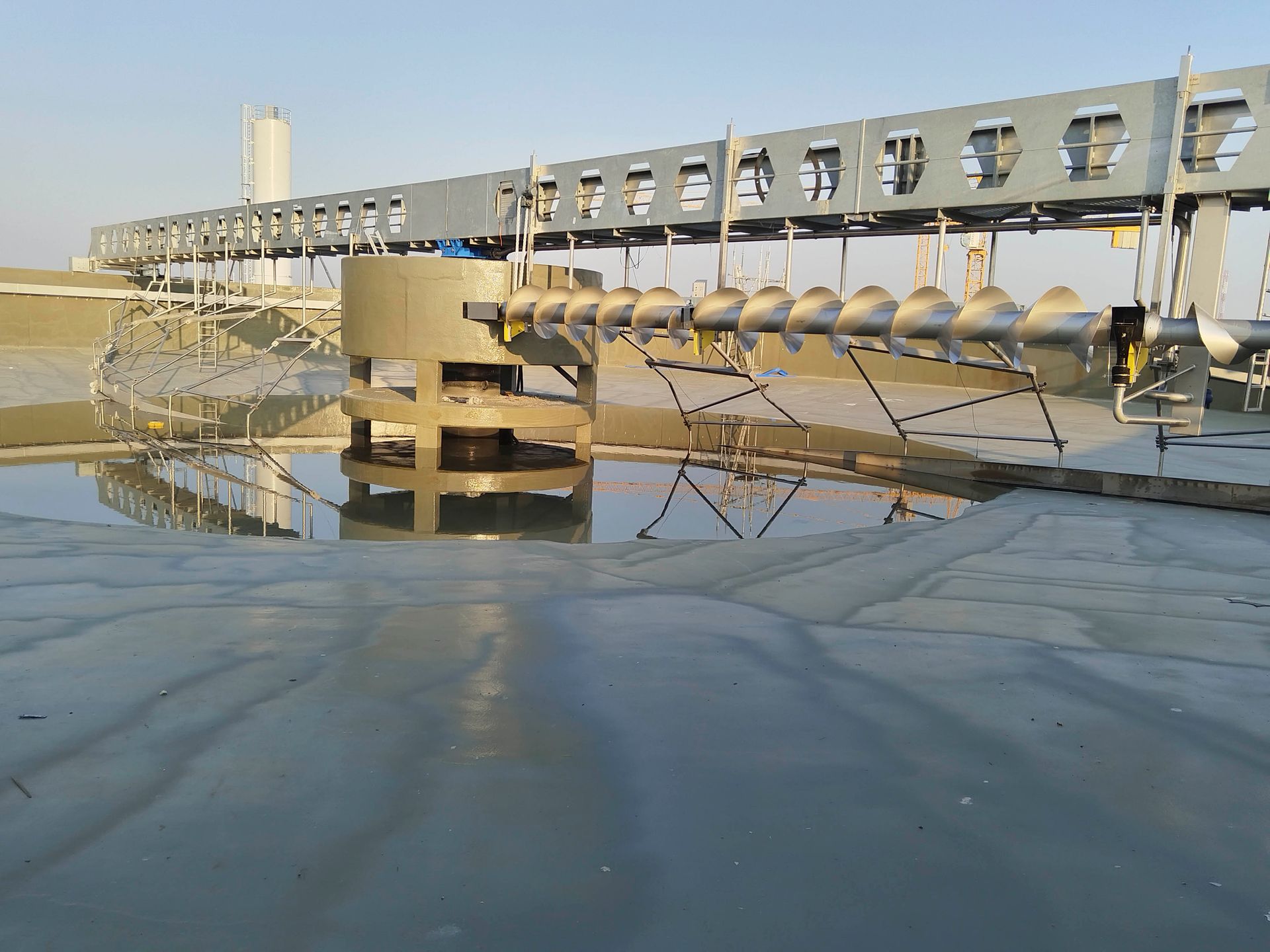 Eine Brücke über ein Gewässer mit einer Spiegelung der Brücke im Wasser.