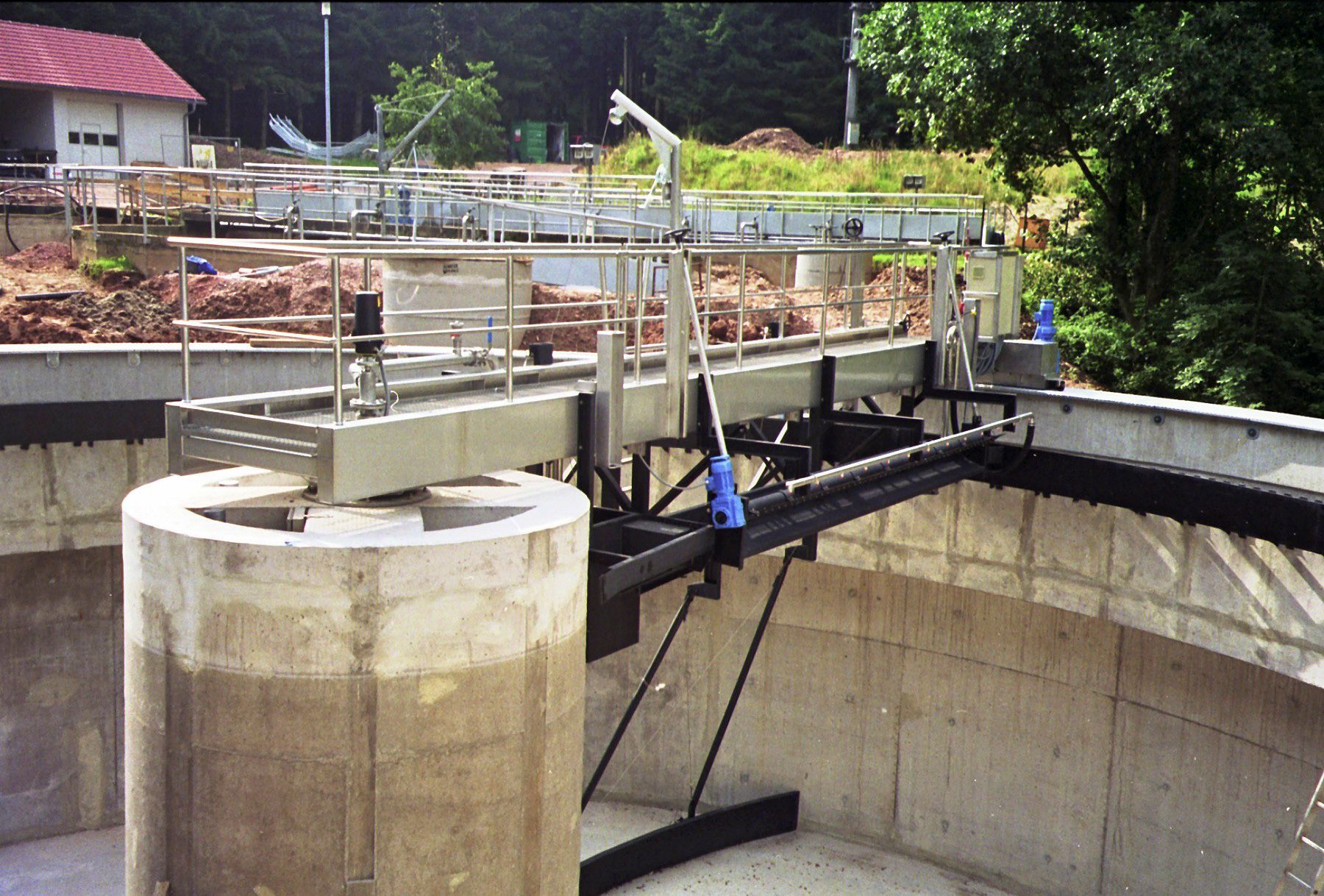 Eine große Betonkonstruktion mit Treppen, die hinaufführen