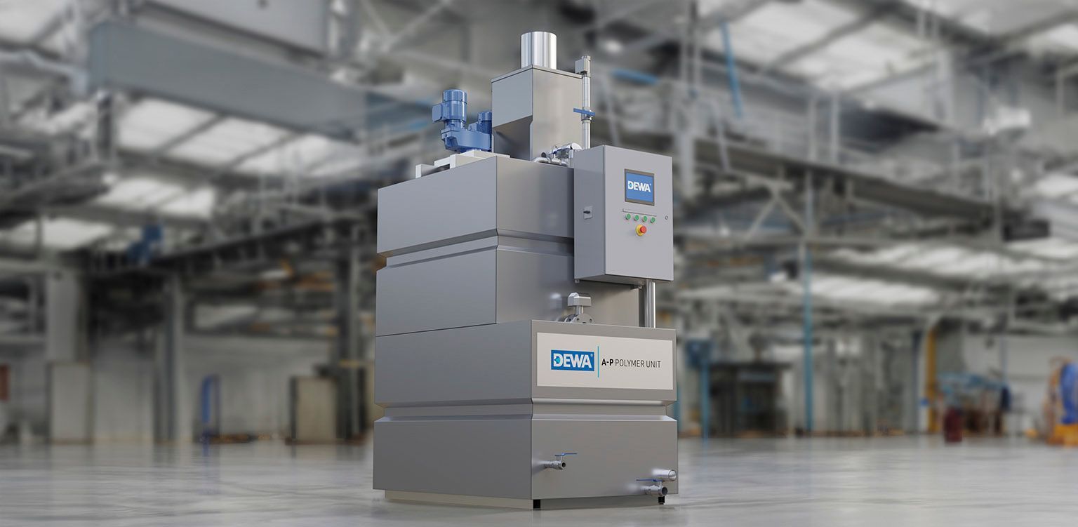 Mitten in einer Lagerhalle steht eine große Maschine.