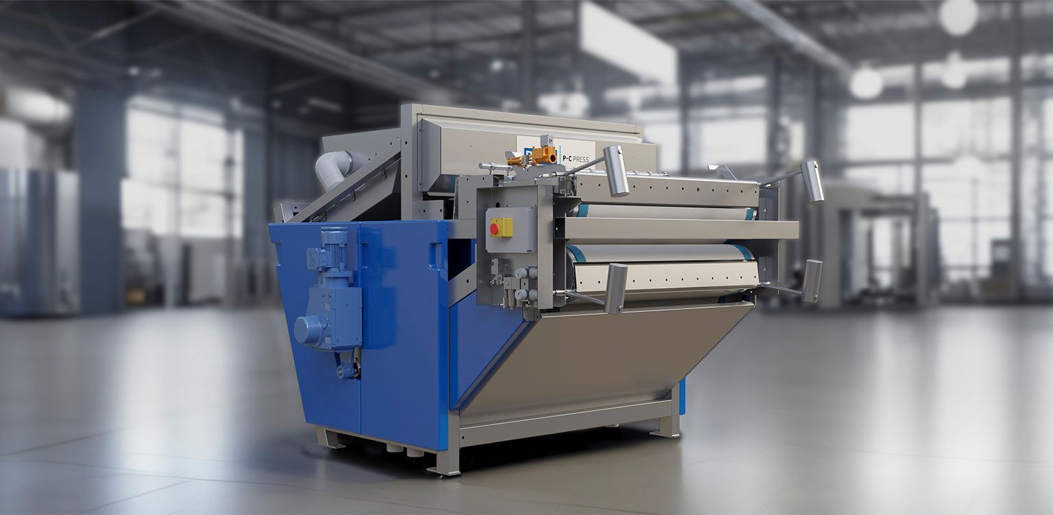 In einer Lagerhalle steht eine blau-silberne Maschine.