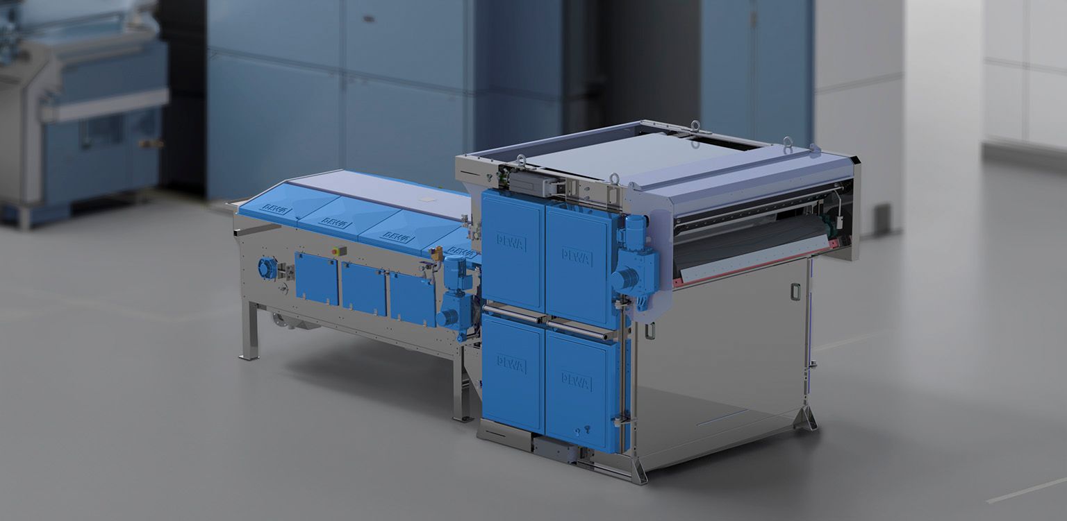 In einem Raum steht eine blau-silberne Maschine.