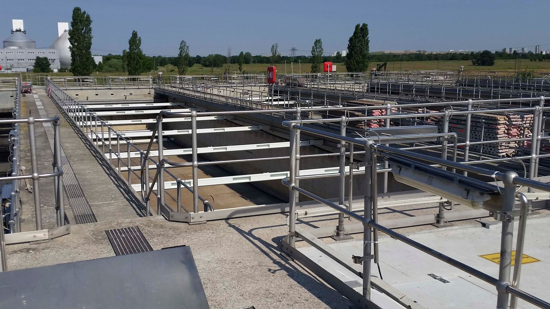 Ein großes Industriegebiet mit einem Zaun darum