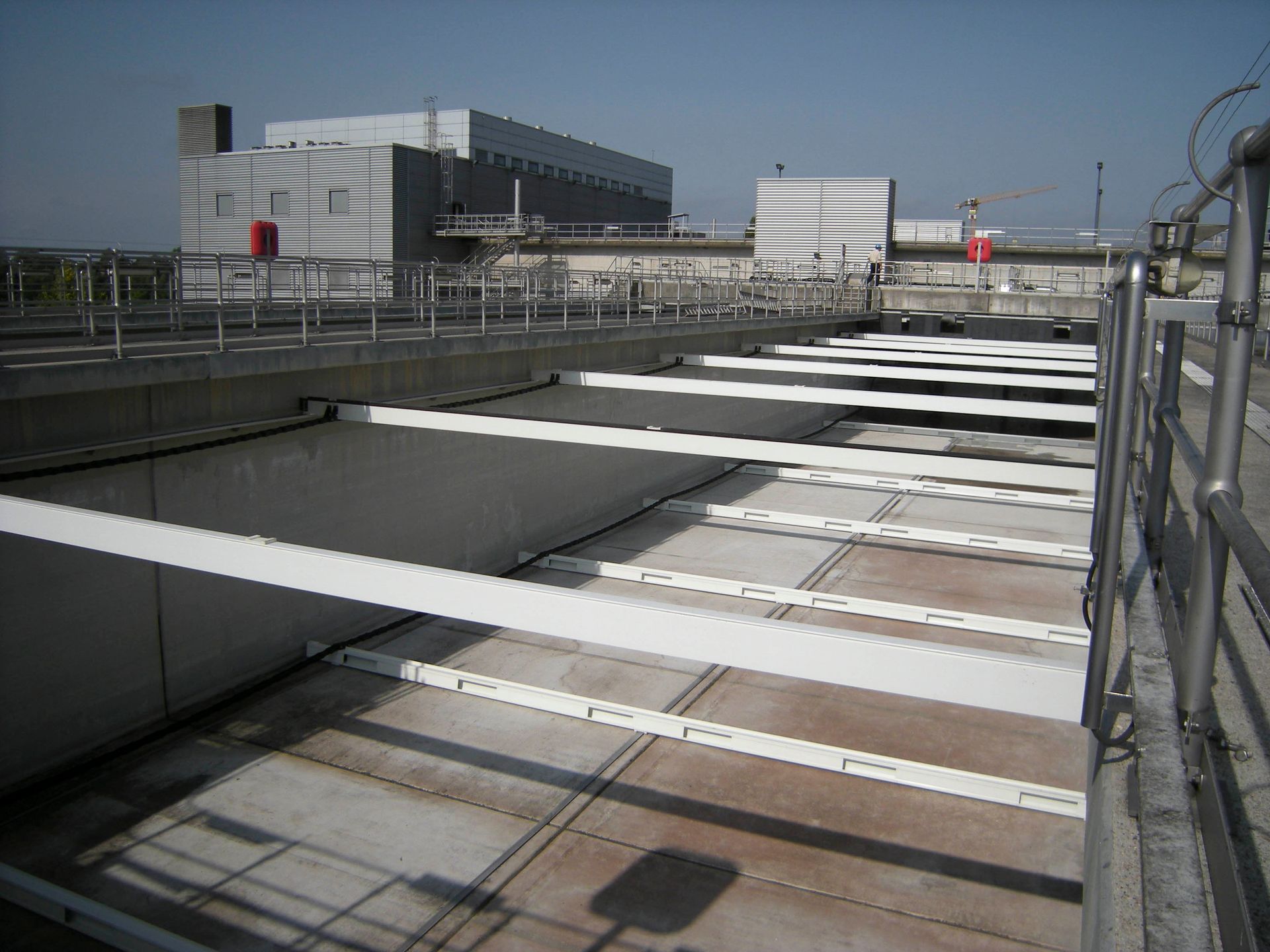 Ein Gebäude mit vielen weißen Linien darauf