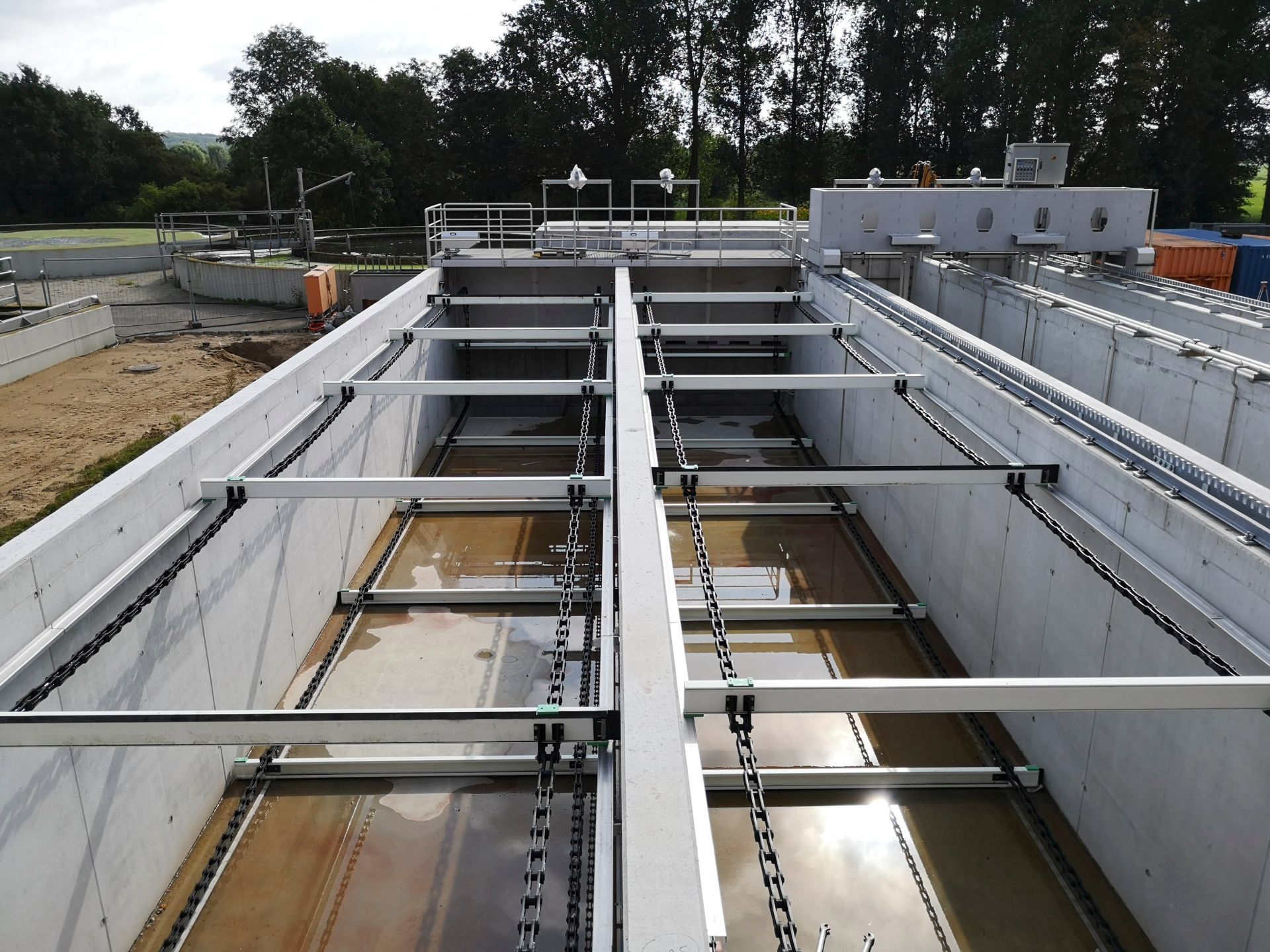 Eine große Metallstruktur mit Ketten, die hindurchführen