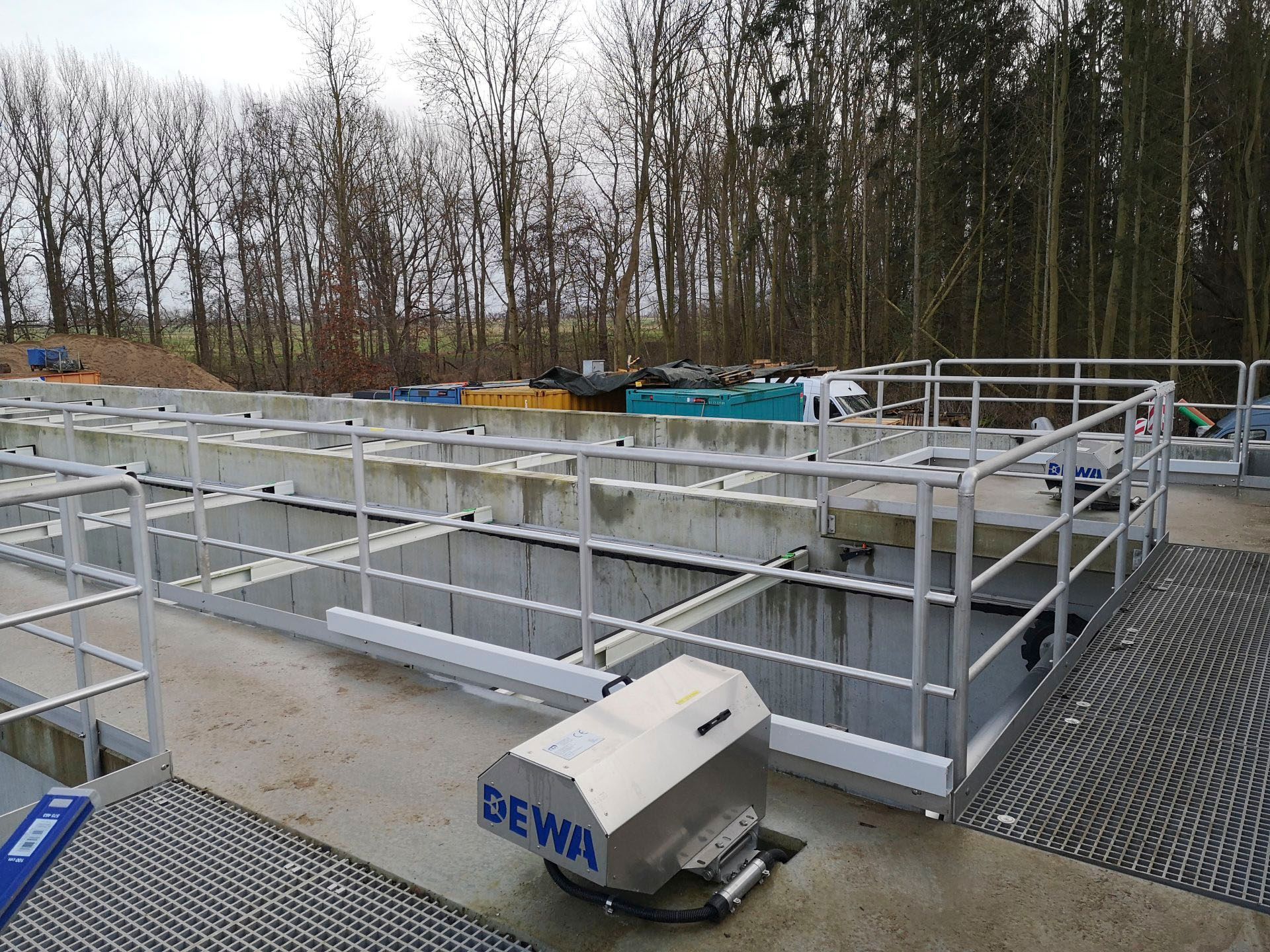 Ein Edelstahlgeländer umgibt einen großen Betontank.