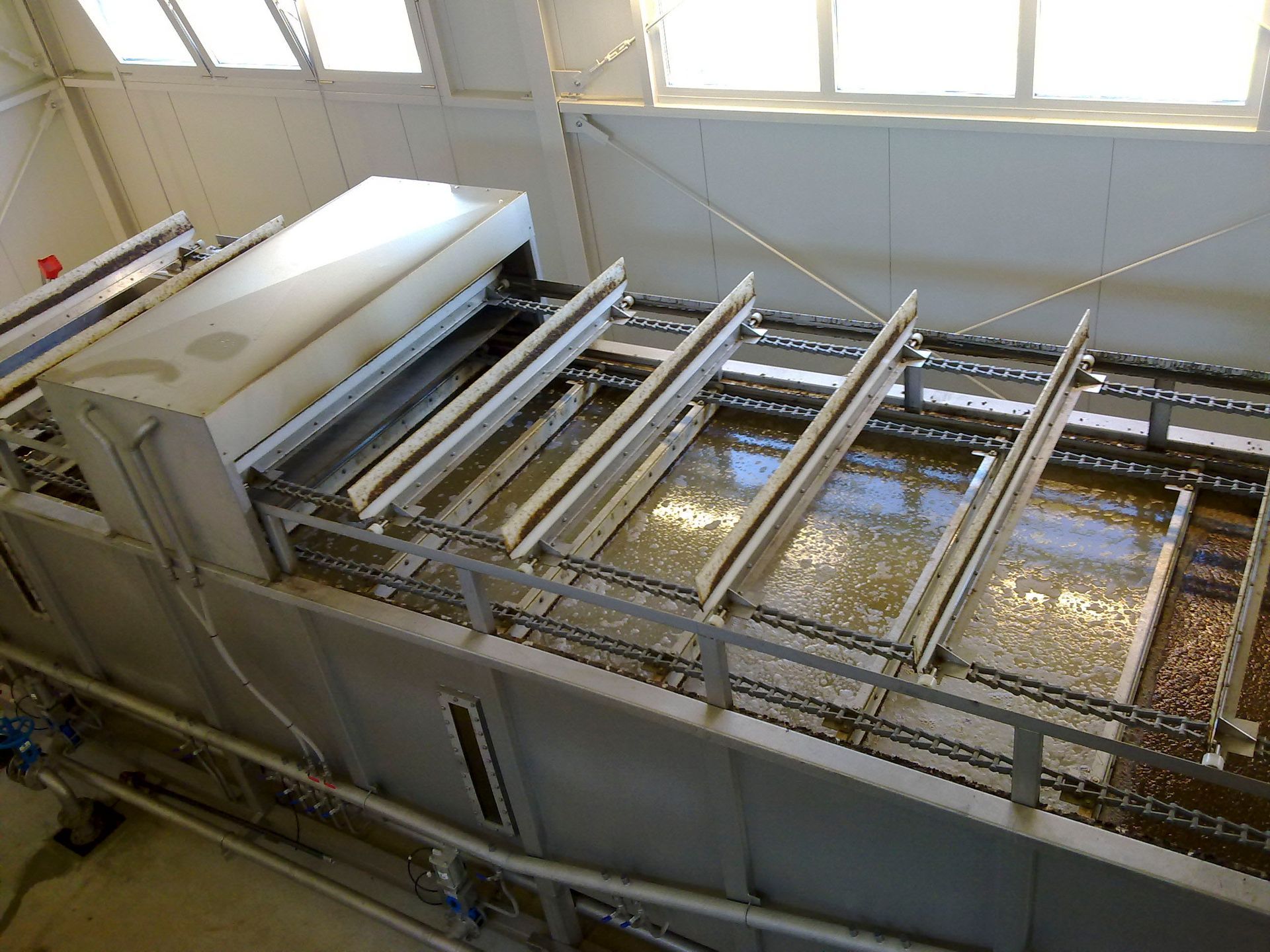 In einem Raum mit vielen Fenstern steht eine große Maschine.