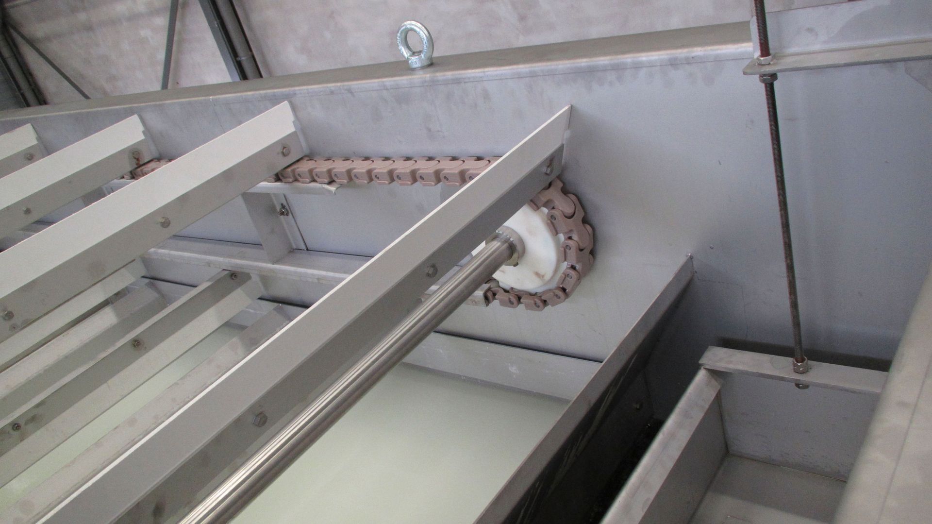 Eine Schlange hängt von der Decke eines Gebäudes