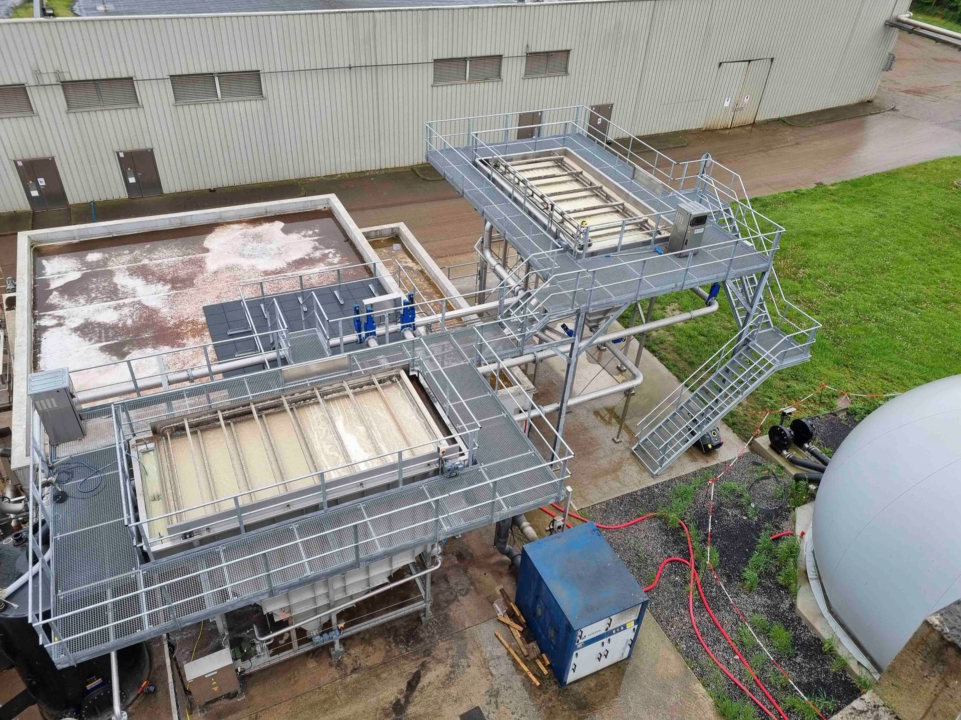 Eine Luftaufnahme eines Gebäudes mit einer Treppe, die nach oben führt.