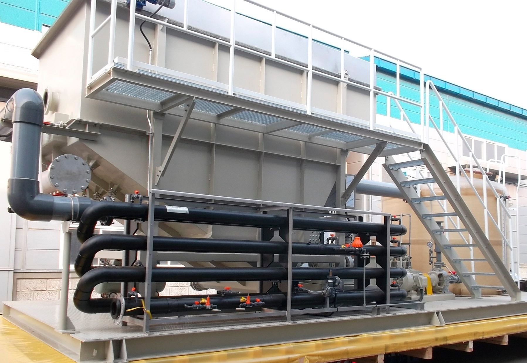 Eine große Metallkonstruktion mit daran befestigten Treppen und Rohren