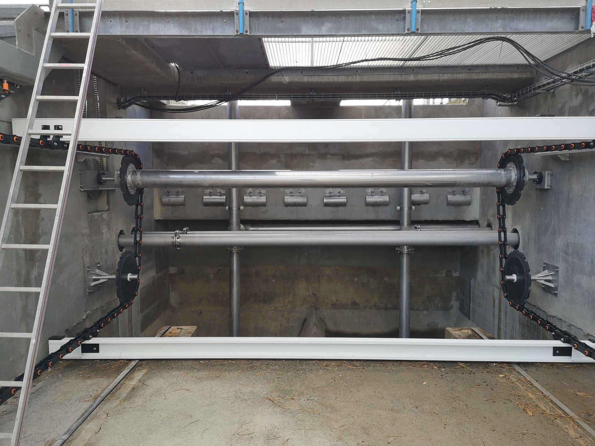 Auf einer Metallkonstruktion steht eine Leiter.