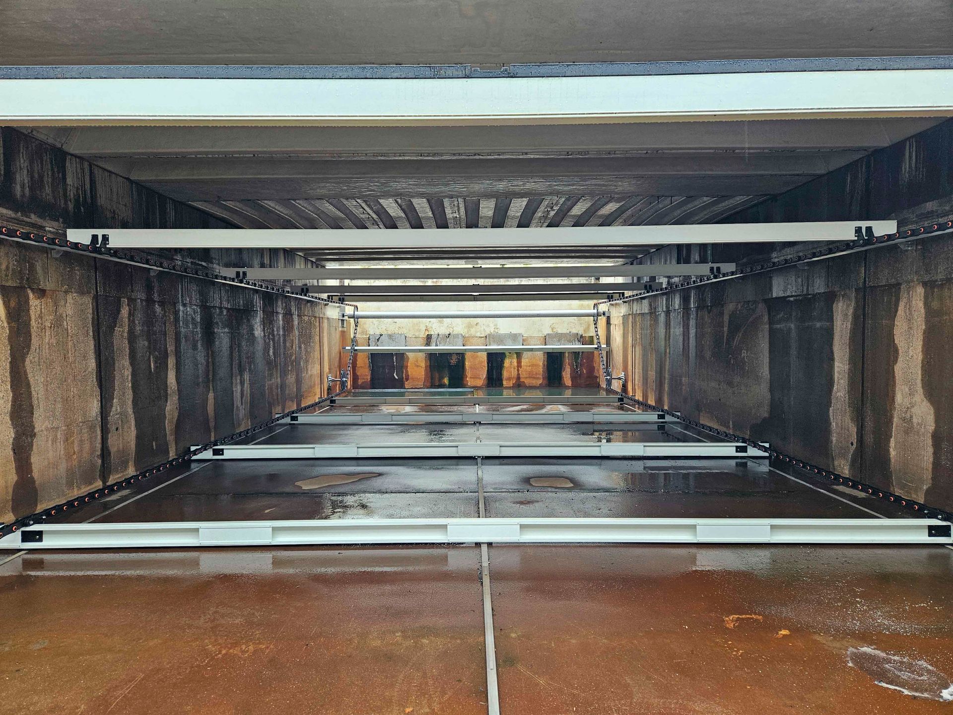 Das Innere eines Gebäudes mit vielen Betonwänden
