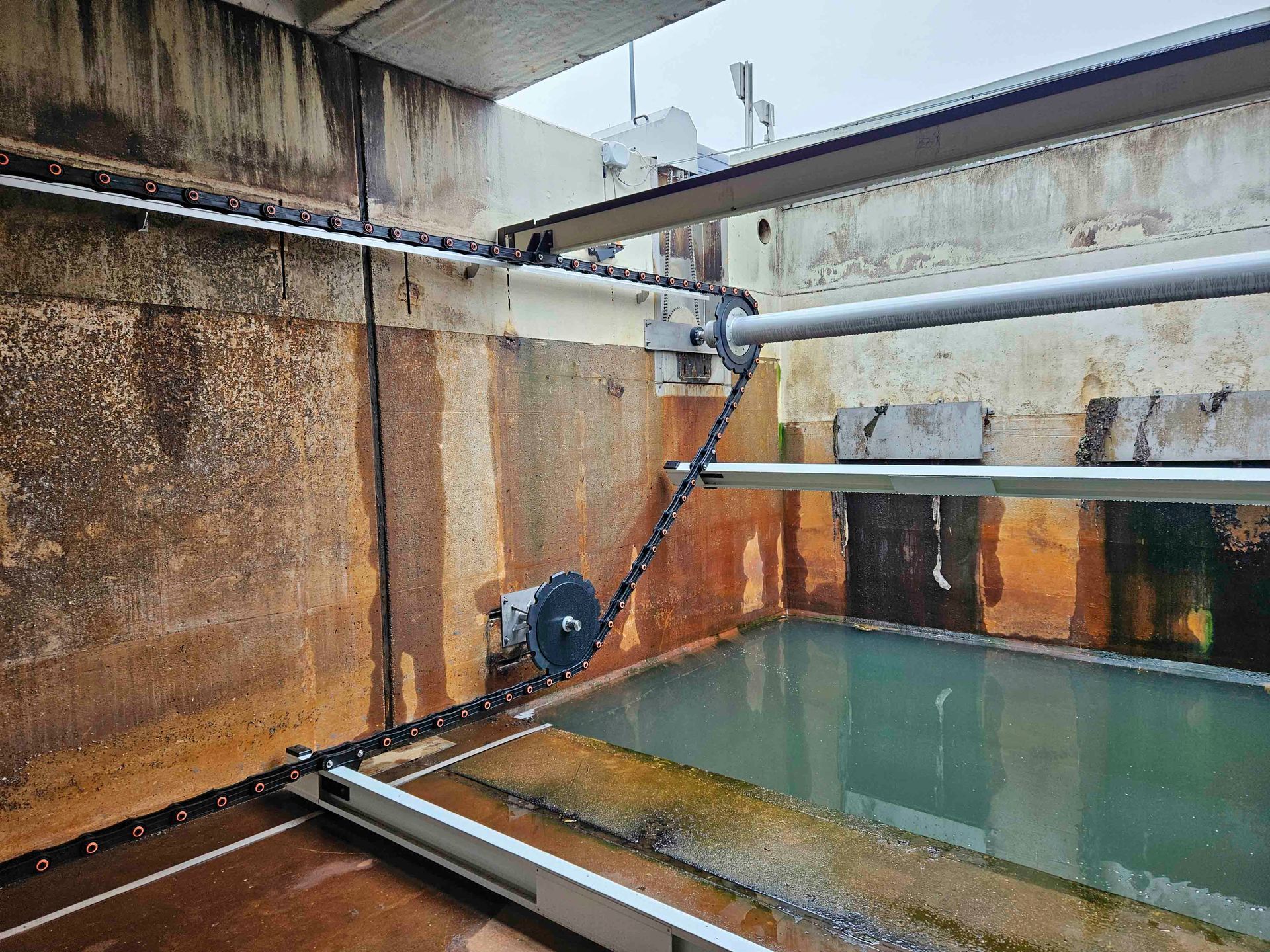 In der Mitte eines Gebäudes befindet sich ein großes Wasserbecken.