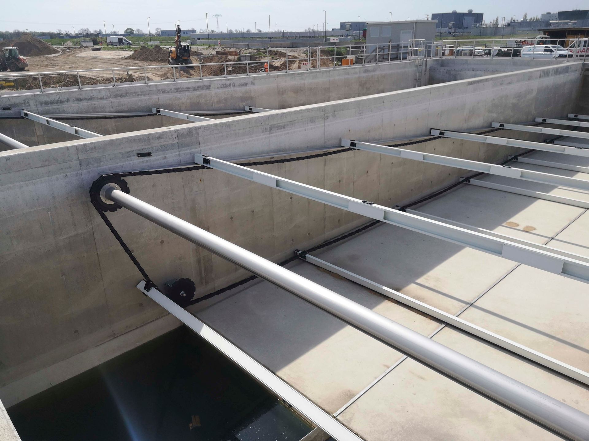 Eine große Betonkonstruktion, durch die Metallrohre verlaufen