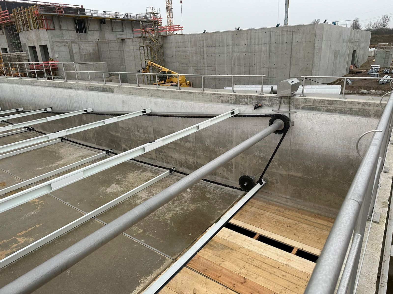 Eine große Betonkonstruktion mit Metallgeländer und Holzstufen.