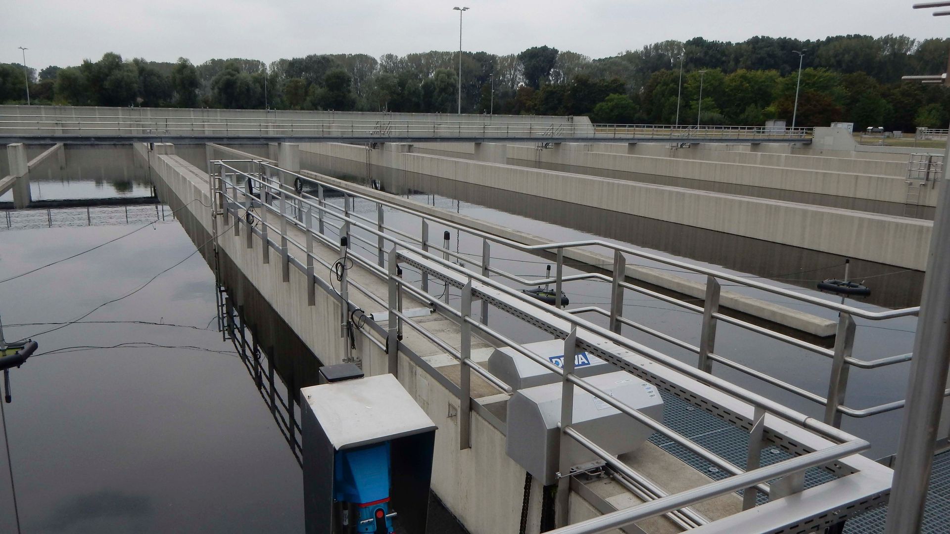 Eine Brücke über ein Gewässer mit Bäumen im Hintergrund