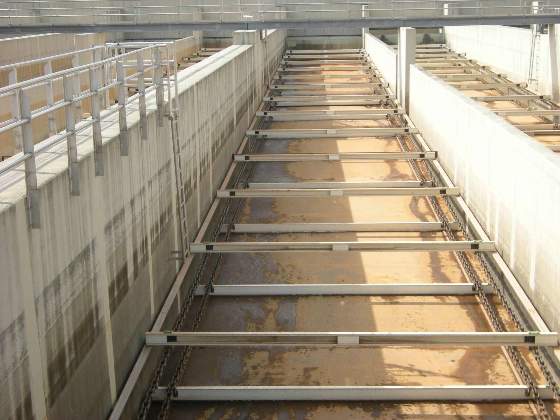 Eine Reihe Metalltreppen, die zu einer Betonwand hinaufführen.