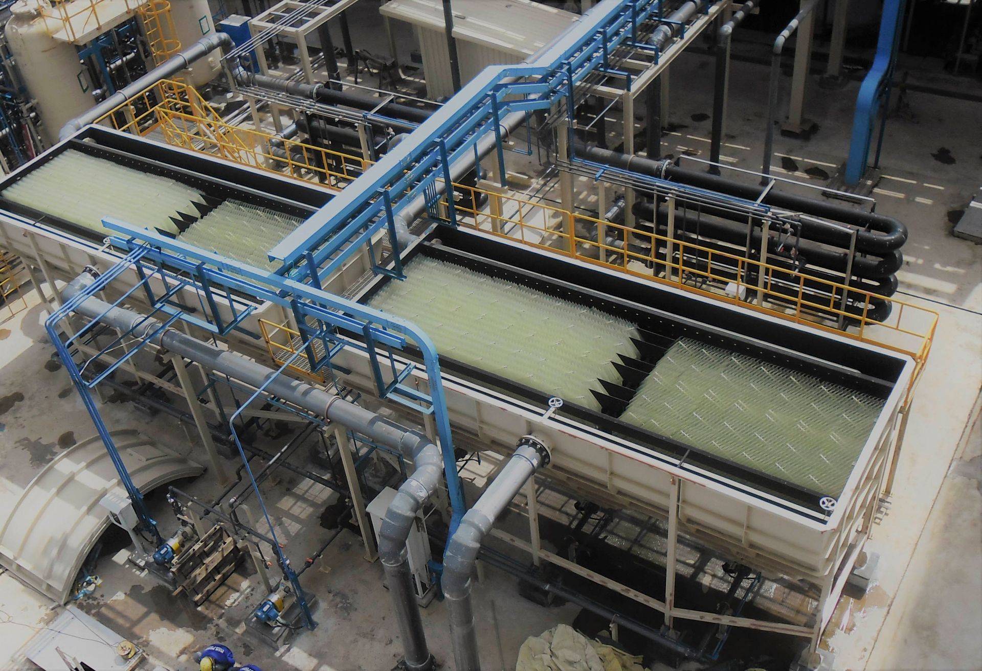 Eine Luftaufnahme einer Fabrik mit vielen Rohren und Tanks