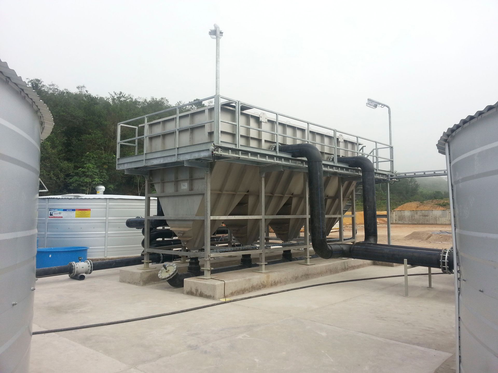 Eine große Metallkonstruktion mit durchgehenden Rohren