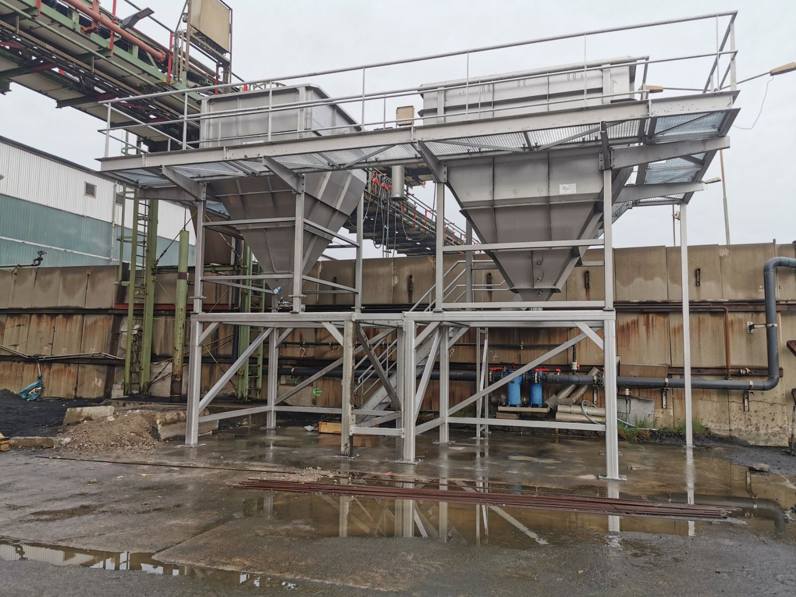 Eine große Metallkonstruktion mit Treppe steht in einer Wasserpfütze.