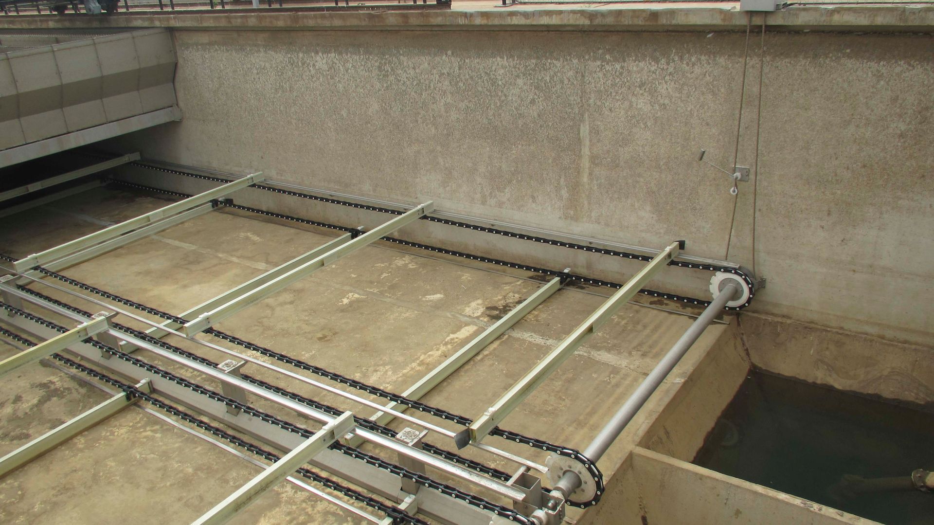 Ein großer Betontank, aus dem viele Rohre herausführen.