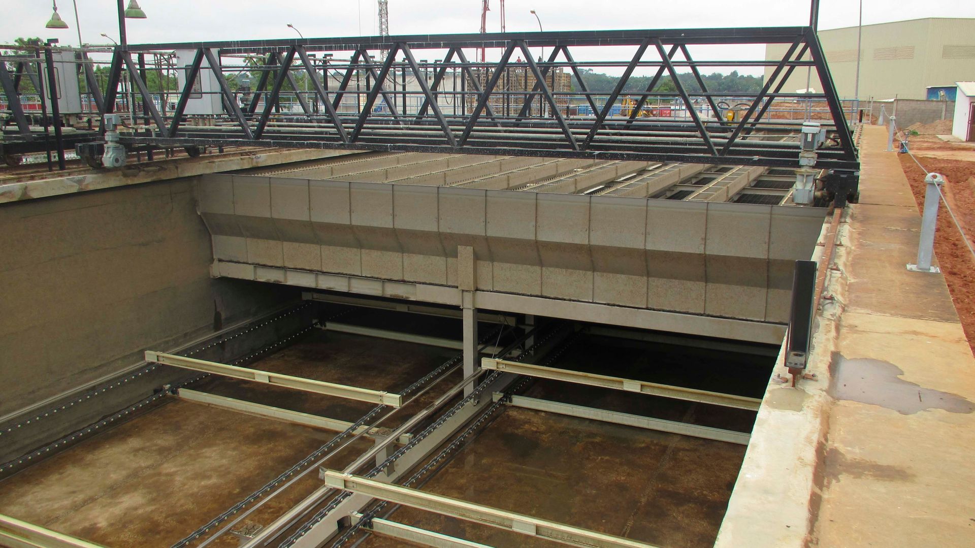 Eine große Betonkonstruktion mit einer Brücke darüber