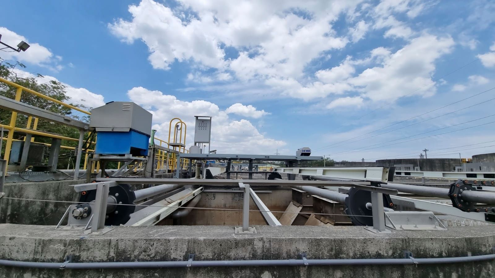 Eine große Betonkonstruktion mit blauem Himmel und Wolken im Hintergrund.