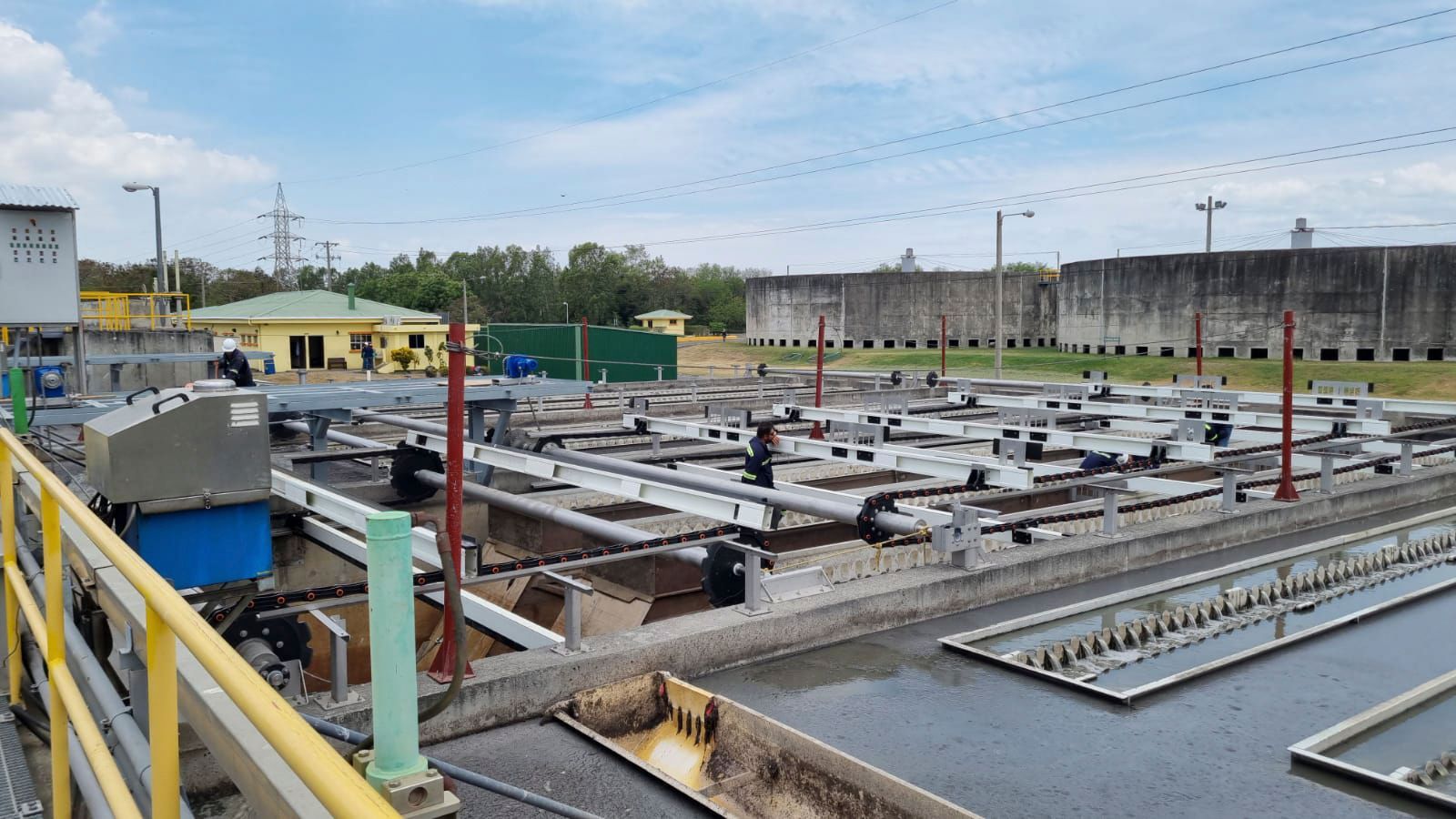 Eine große Wasseraufbereitungsanlage mit vielen Tanks und einem gelben Geländer.