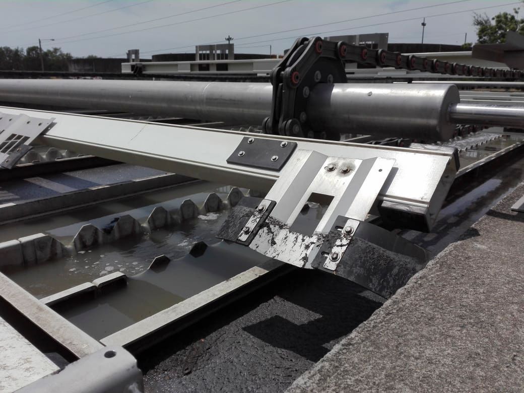 Eine Metallstruktur mit dem Buchstaben h darauf