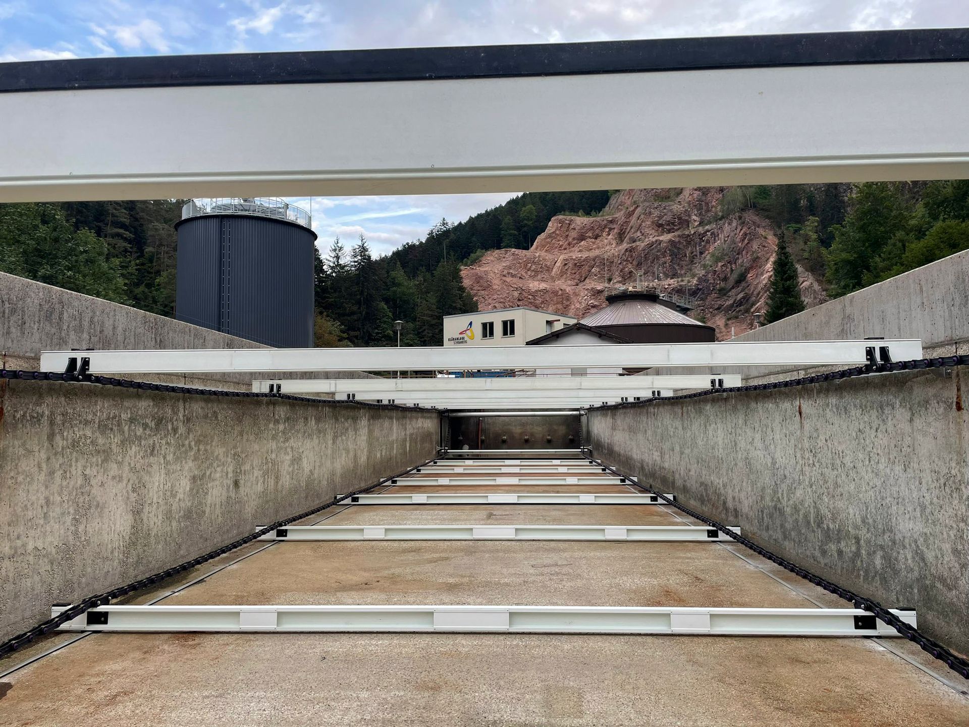 Blick in einen Betontunnel mit einem Gebäude im Hintergrund