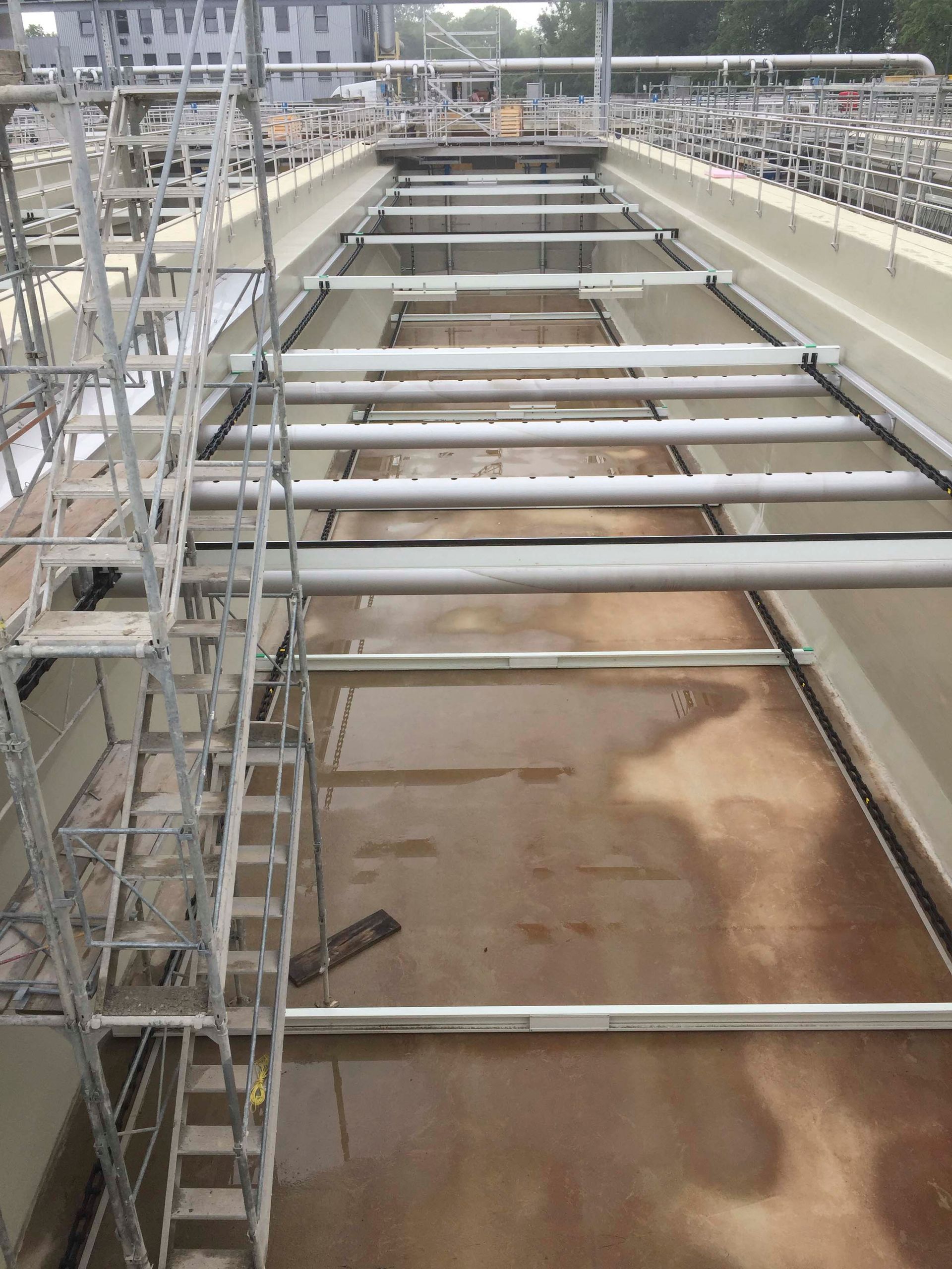 Eine große Metallkonstruktion mit Treppen, die hinaufführen