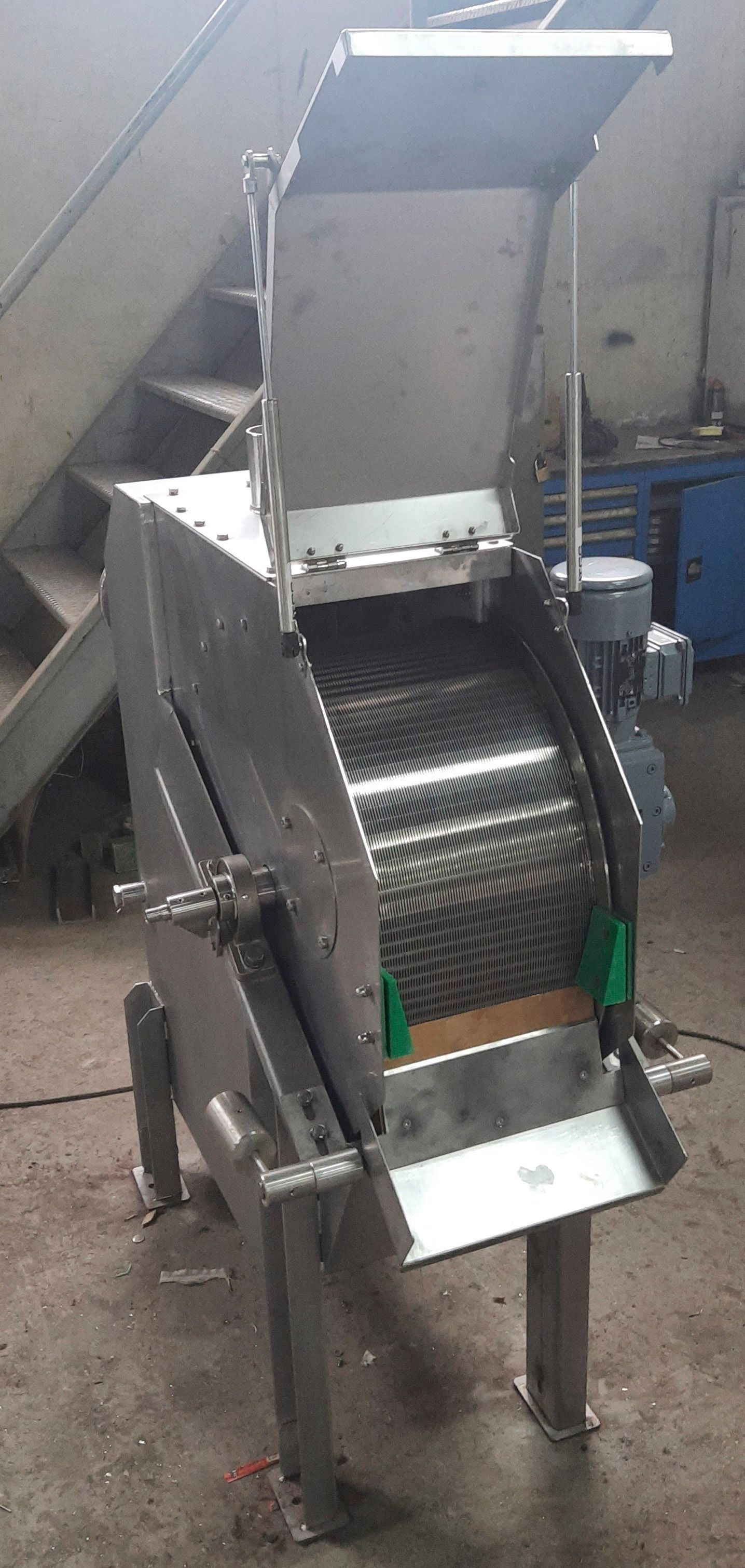 In einem Raum neben der Treppe steht eine Maschine aus Edelstahl.