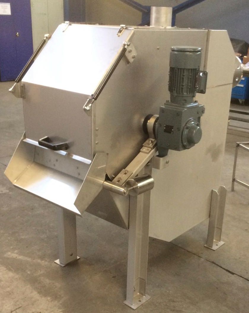 Eine Edelstahlmaschine mit daran befestigtem Motor