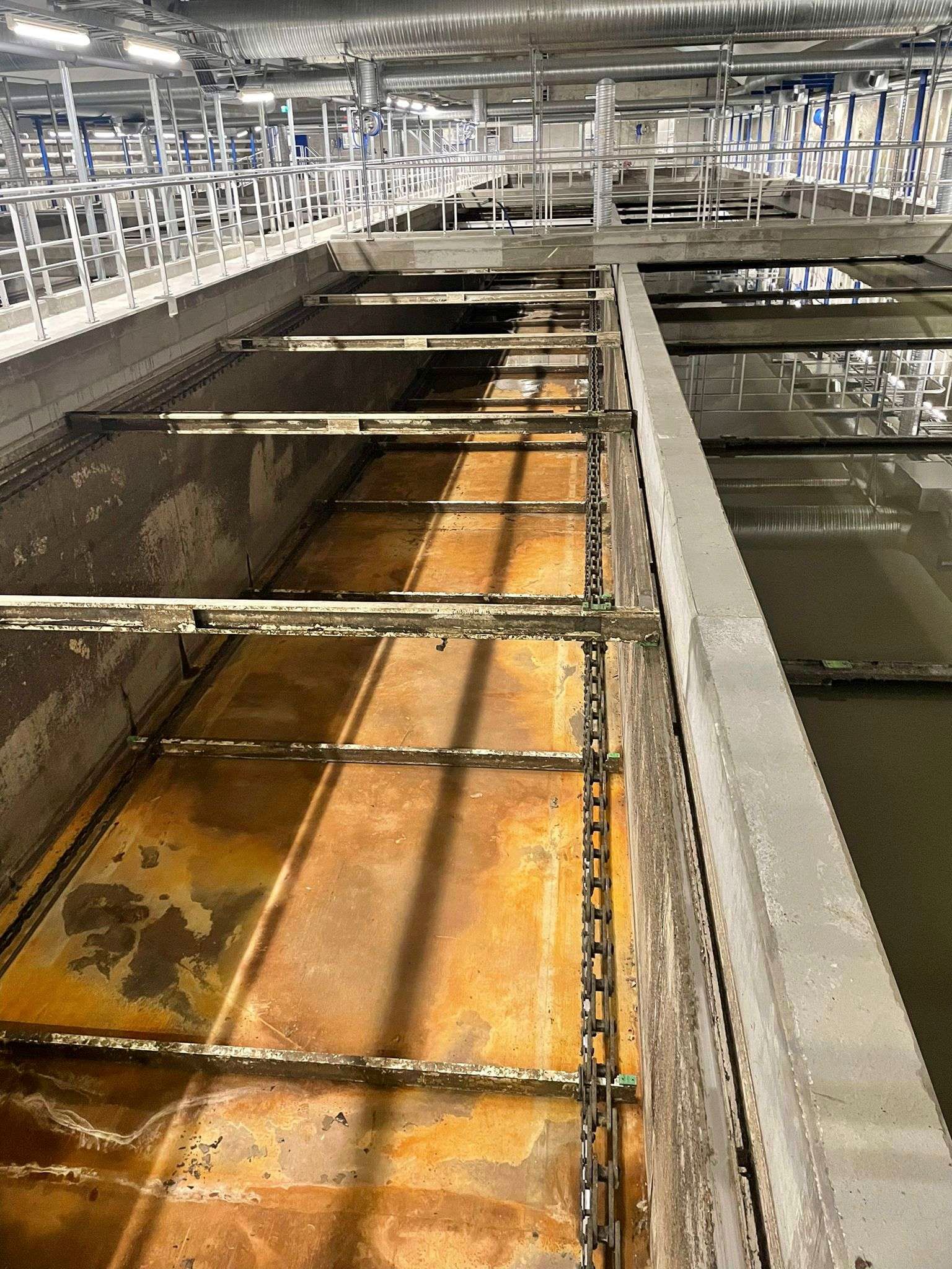 Ein großer, mit Wasser gefüllter Metalltank in einer Fabrik.