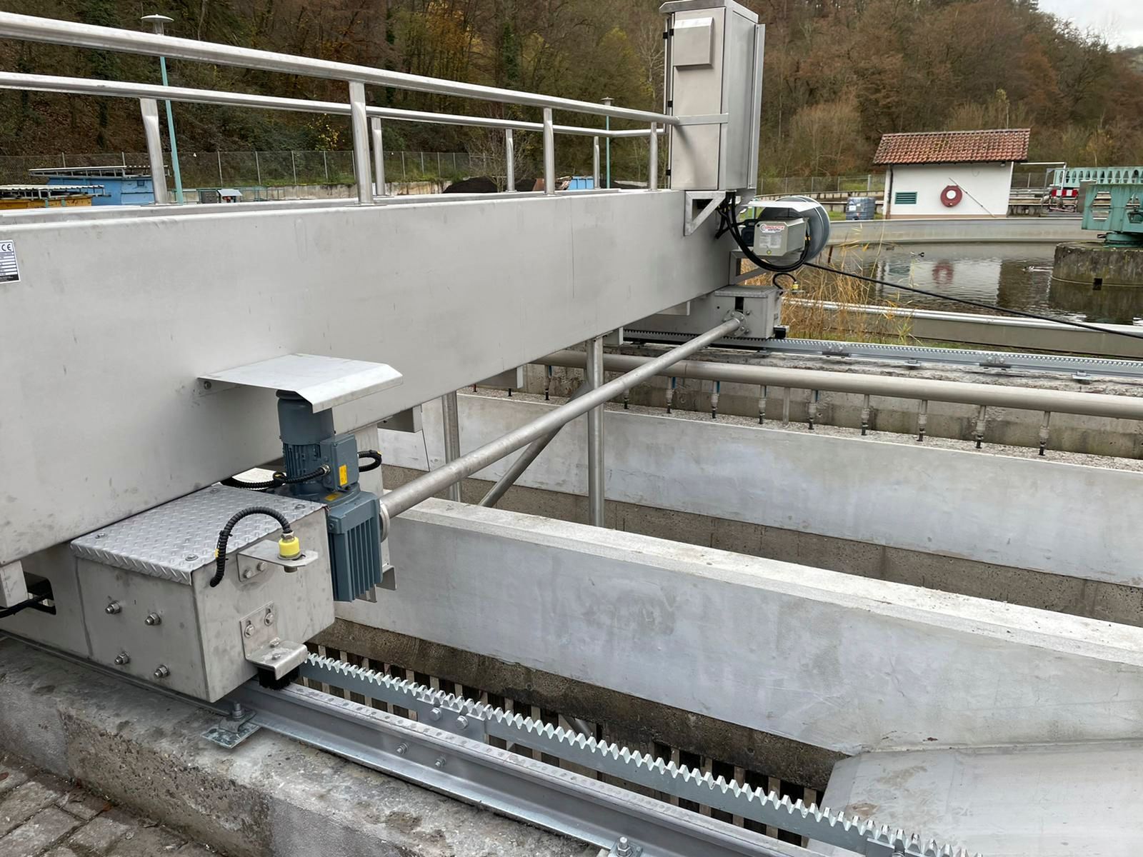 Eine Nahaufnahme einer Metallstruktur mit einem daran befestigten Motor.