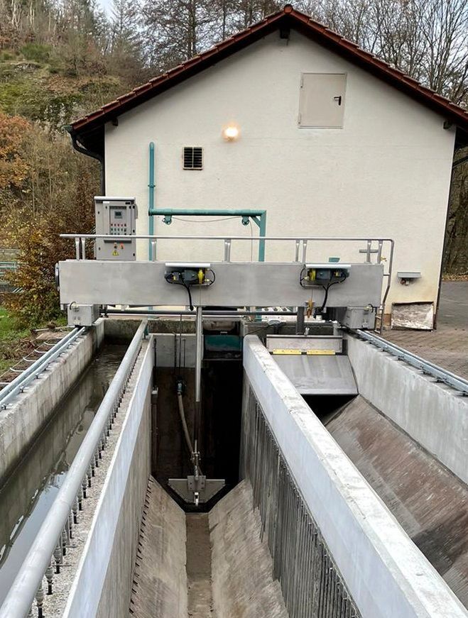Ein weißes Gebäude mit einer Treppe, die nach oben führt