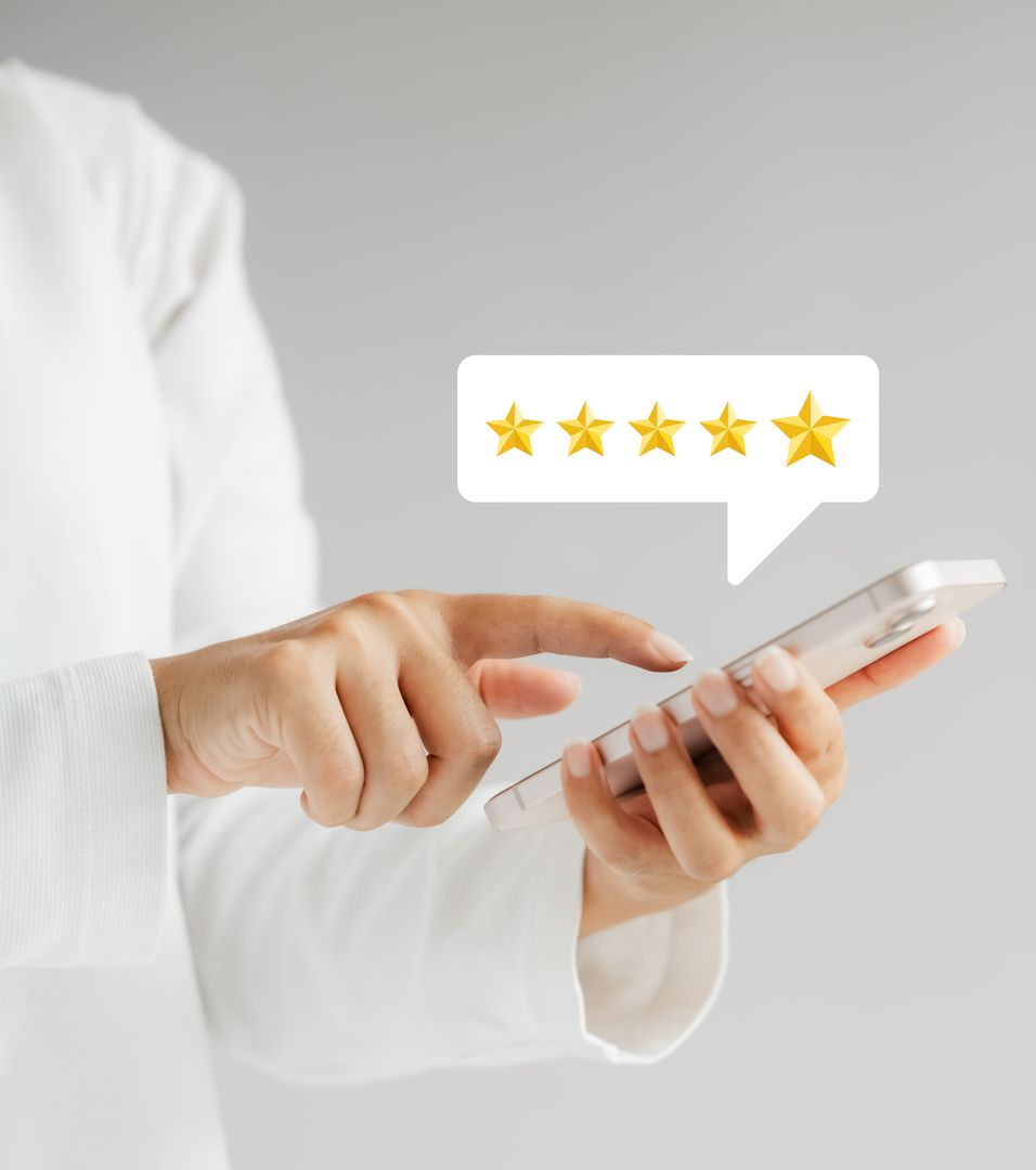 Personne utilisant un téléphone ; bulle de dialogue avec quatre étoiles.